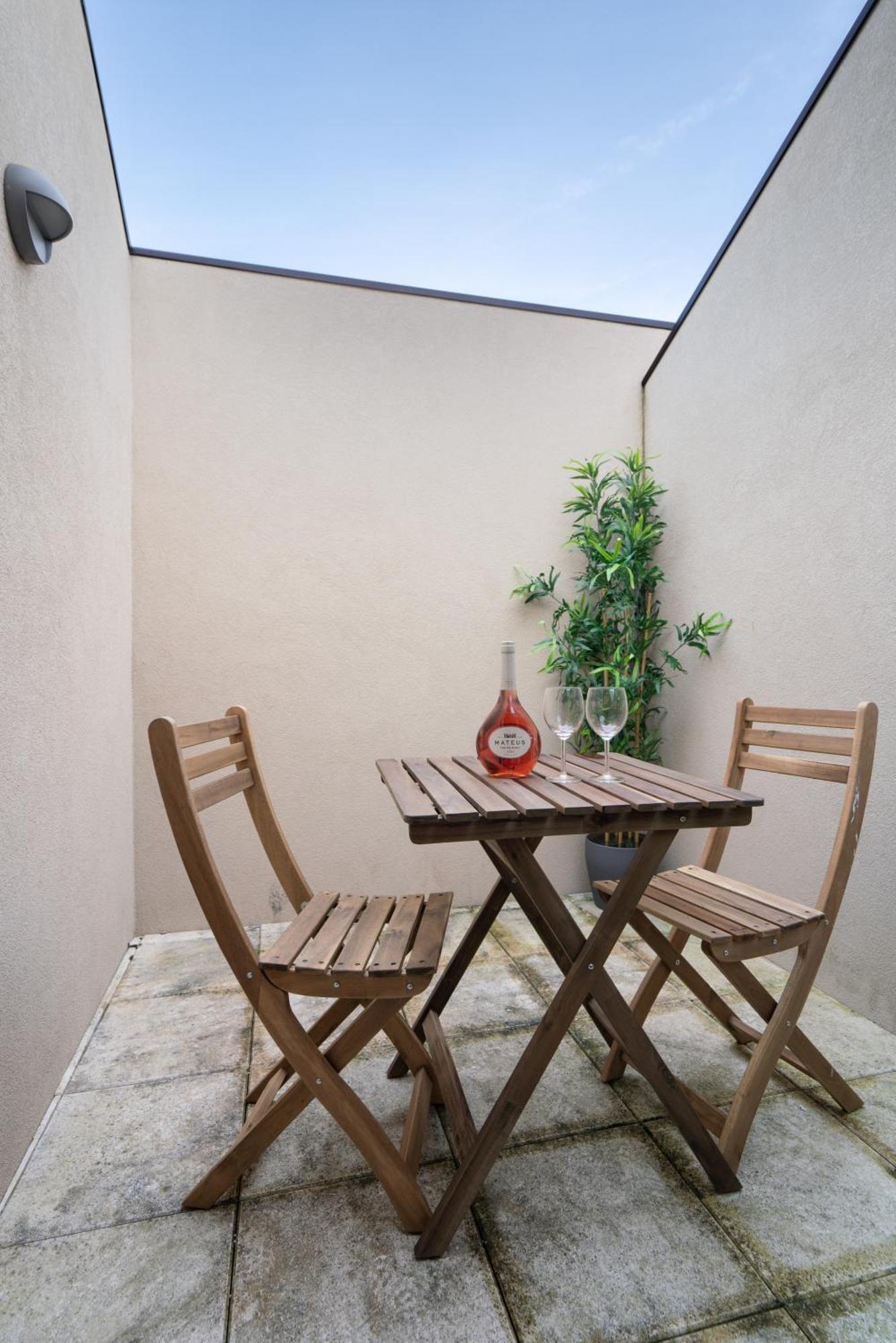 Host Wise - Central Private Flats - Terrace Porto Room photo